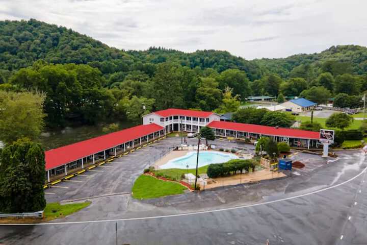 Lloyds on the River Country Inn by OYO