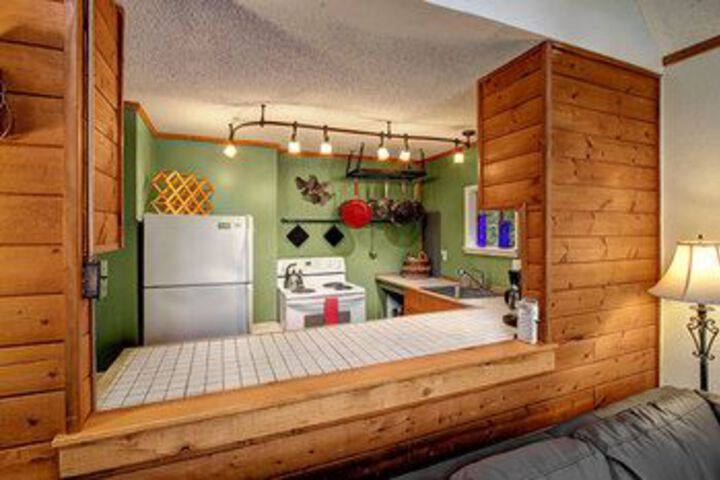 Huckleberry Hideout Cabin with Hot Tub