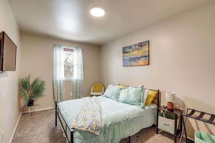Charming Willow Grove Home w / Patio + Fire Pit!