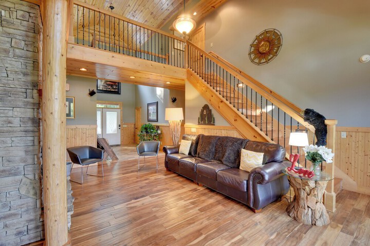 Ellijay Cabin Rental w / Hot Tub + Mountain Views!