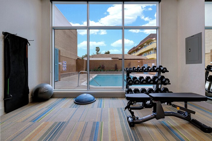 Holiday Inn Express & Suites Glendale Downtown by IHG