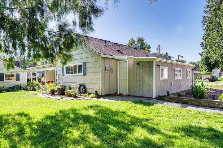 Charming Updated Retreat Walk to Lake Stevens!