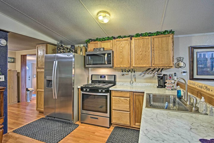 Hot Tub & Deck: Tranquil Home Near Grand Lake