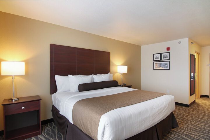 Cobblestone Inn & Suites at UW Stout Downtown Menomonie