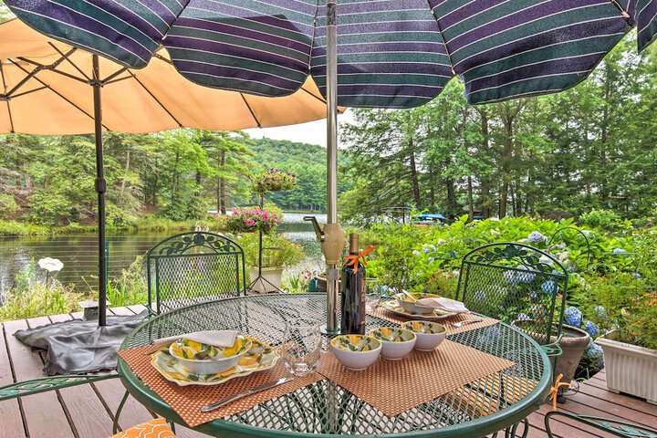 Lakefront Poconos Retreat w / Hot Tub Near Hiking!