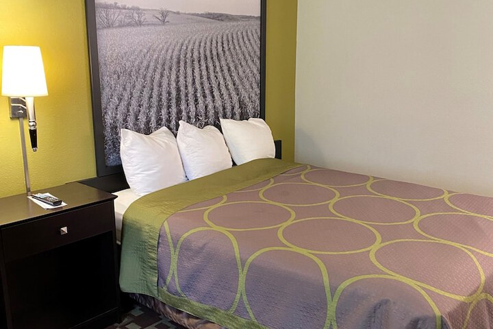 Super 8 by Wyndham Independence IA