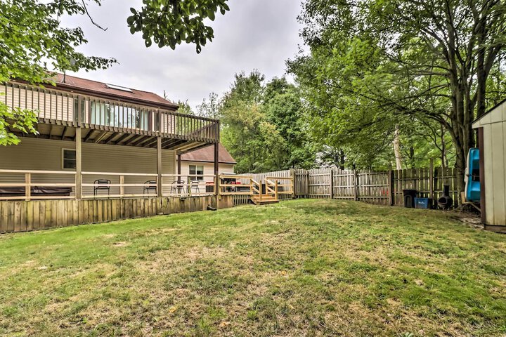 Chic Long Pond Family Home w / Fire Pits & Deck!
