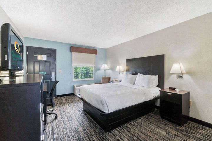 Room 32 of 46
