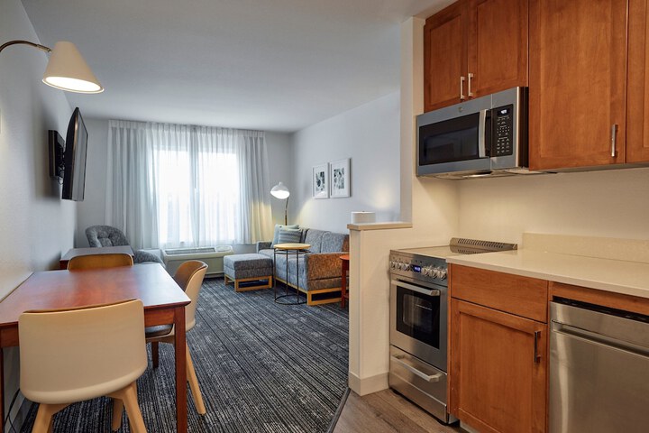 Room 10 of 28