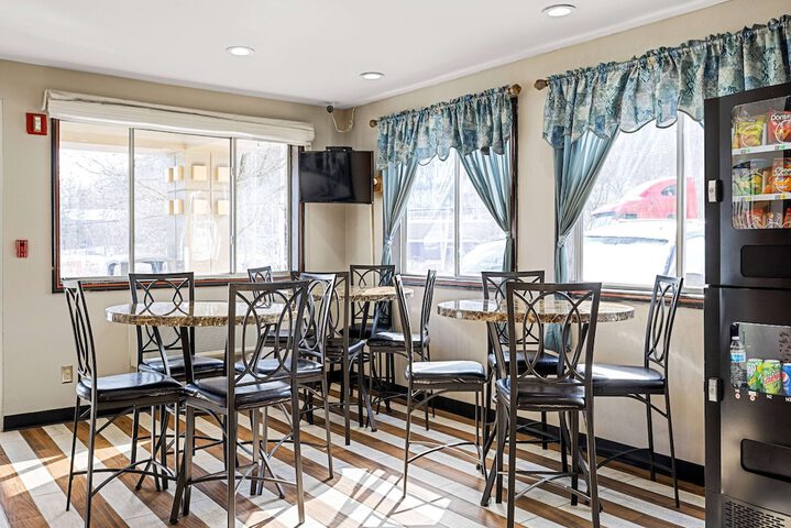 Super 8 by Wyndham Pittsburgh / Monroeville