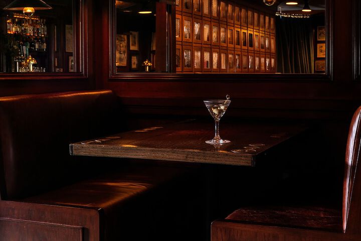 Lounge 33 of 48