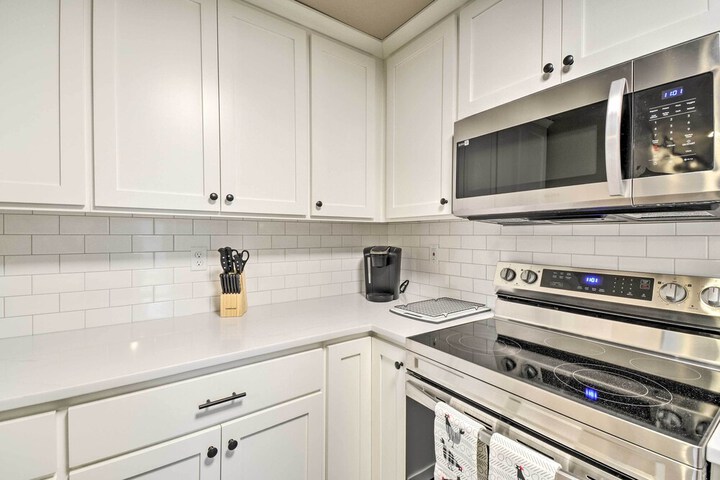 Luxurious Tacoma Retreat w / Quartz Countertops!