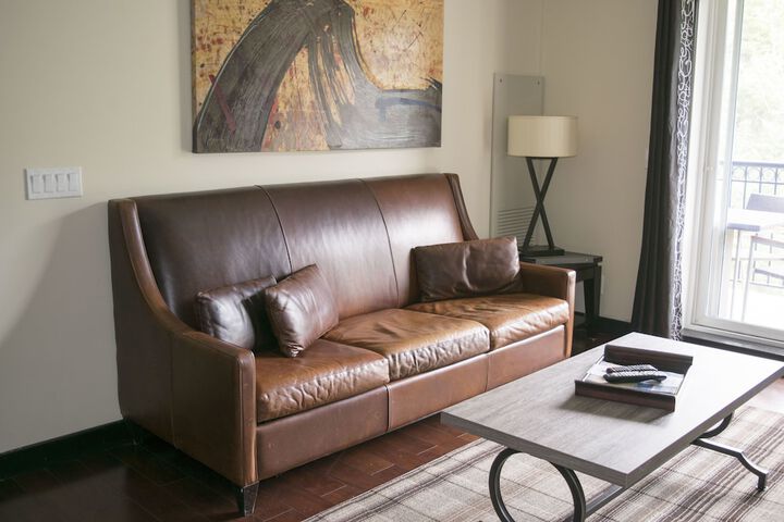 Lounge 26 of 34