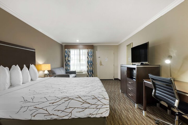 Room 17 of 33
