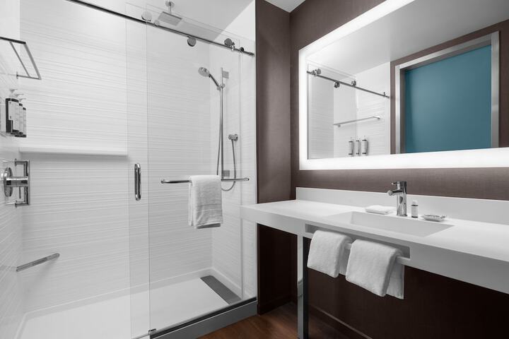 AC Hotel Vancouver Waterfront