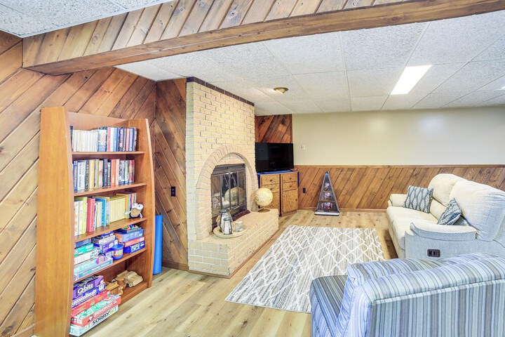 Private Beach & Deck: Spacious Lake Michigan Home