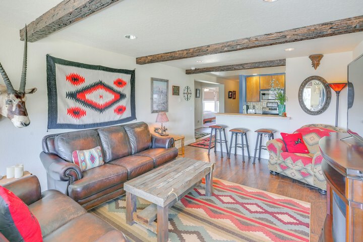 Walk to Main St! Ennis Townhome w / Balcony