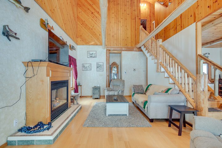 Lakefront Rhinelander Retreat w / Private Hot Tub!