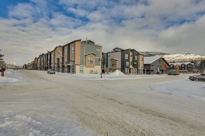 Silverthorne Townhome w / Hot Tub: Walk to Town!