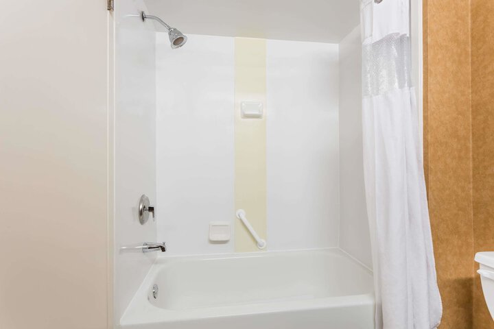 Room 4 of 28