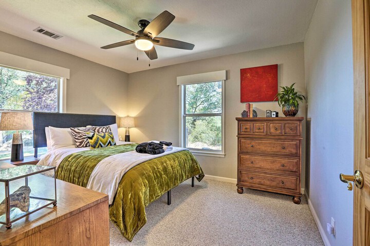 Luxe Auburn Hideaway w / Tennis Court & Views!