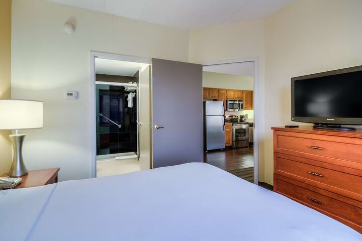 Room 33 of 82