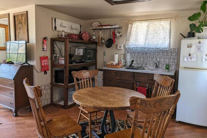 Rustic Rooms Barn Loft (Upstairs Studio Apartment) Near Kings Canyon & Sequoia National Parks