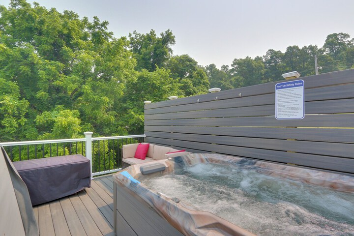 Harpers Ferry Home w / Private Pool & Hot Tub!