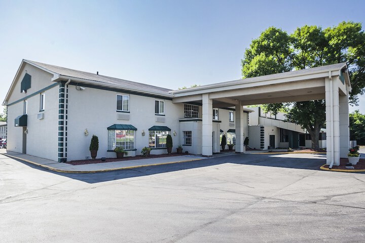 Quality Inn & Suites Des Moines - Merle Hay Road