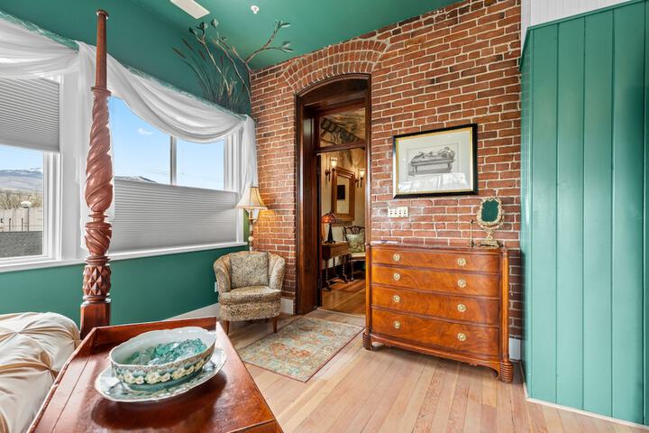 Room 21 of 47