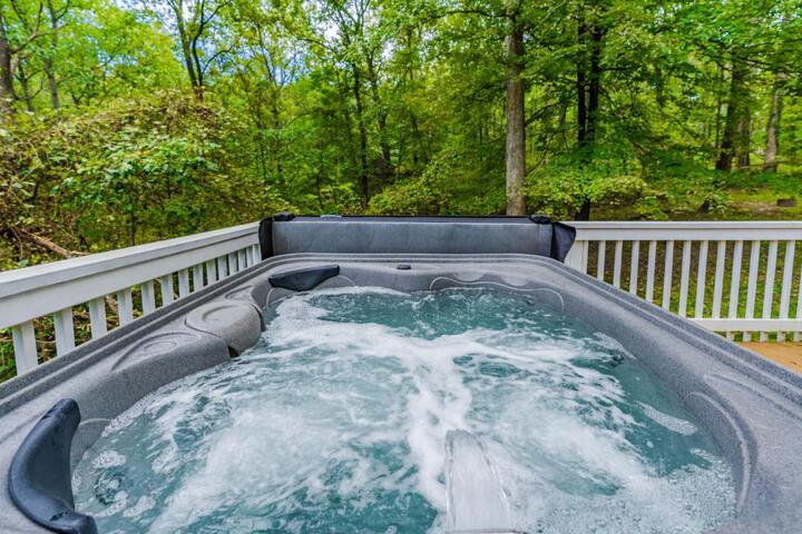Hot Tub Fire Pit, Deck, Grill, WiFi, Dog-Friendly