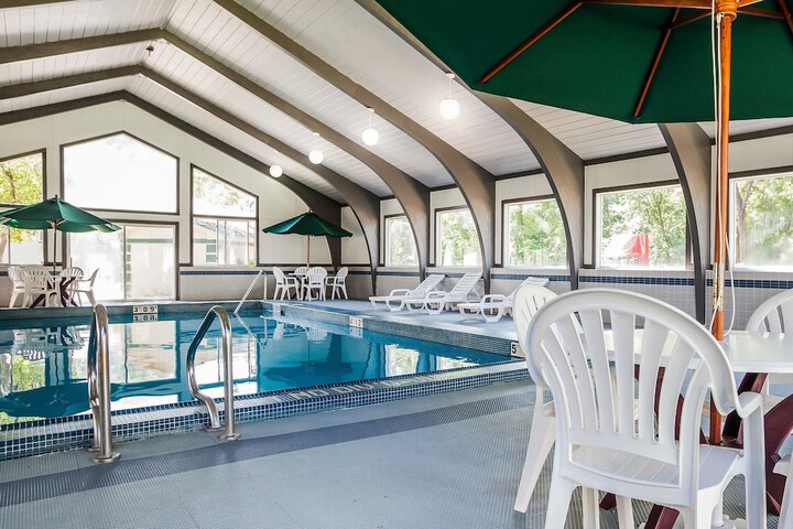 Quality Inn & Suites Des Moines - Merle Hay Road