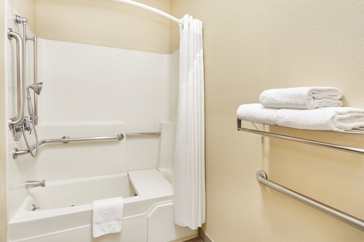 Holiday Inn Express & Suites Chicago-Libertyville by IHG
