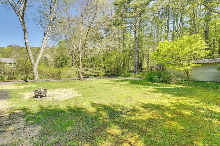 Updated / pet-friendly Cabin by Hikes and Woodstock!