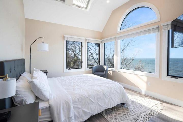 Coastal Retreat: Waterfront Deck, Awesome Views