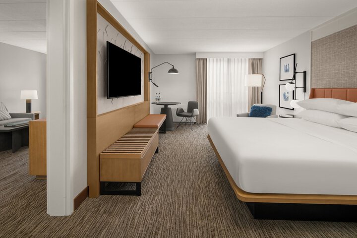 Sheraton Milwaukee Brookfield Hotel