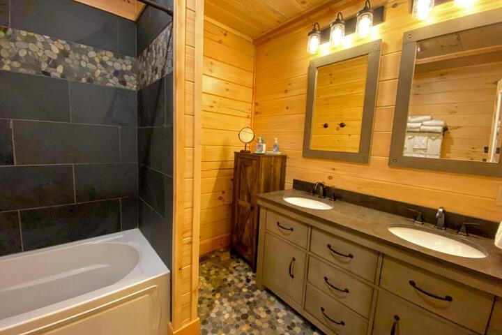 UV Log home with direct Cannon Mountain views Minutes to attractions Fireplace Pool Table AC