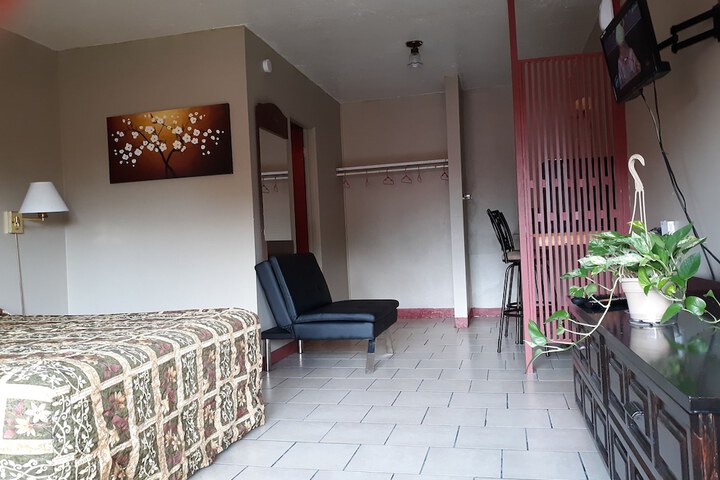 Room 9 of 12