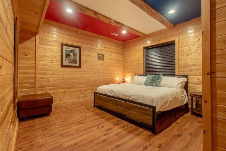 14 Guests 5BR 2BA Game room and Living