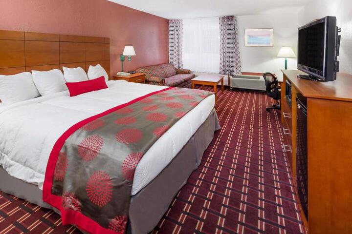 RAMADA BY WYNDHAM MEDFORD HOTEL AND CONF