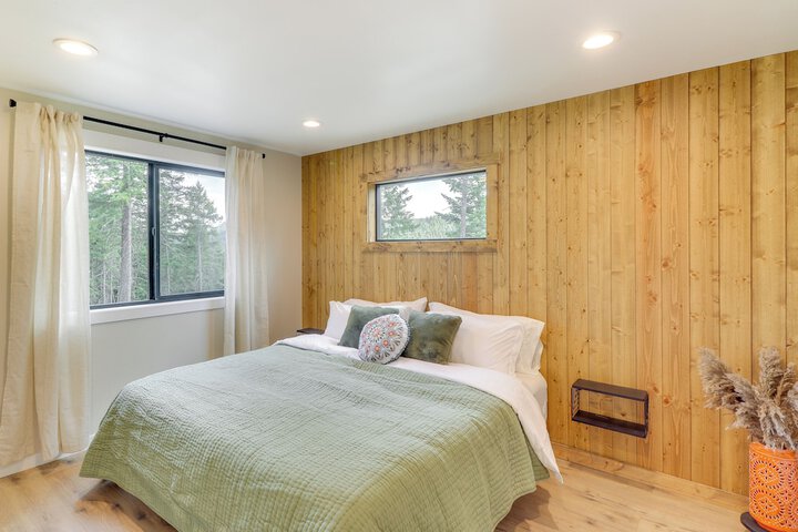 Modern Lakeside Cabin w / Mountain Views & Hot Tub!