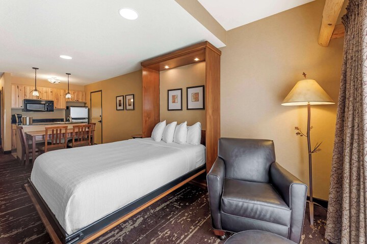 Best Western Premier The Lodge on Lake Detroit
