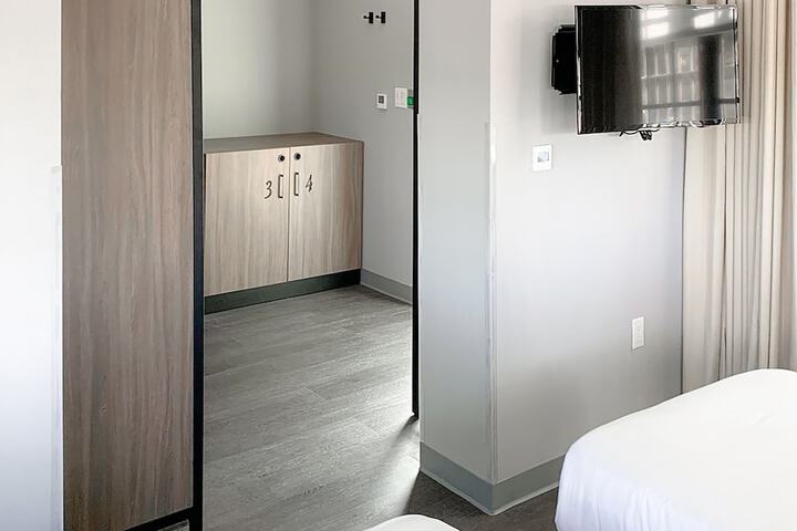 Room 27 of 73