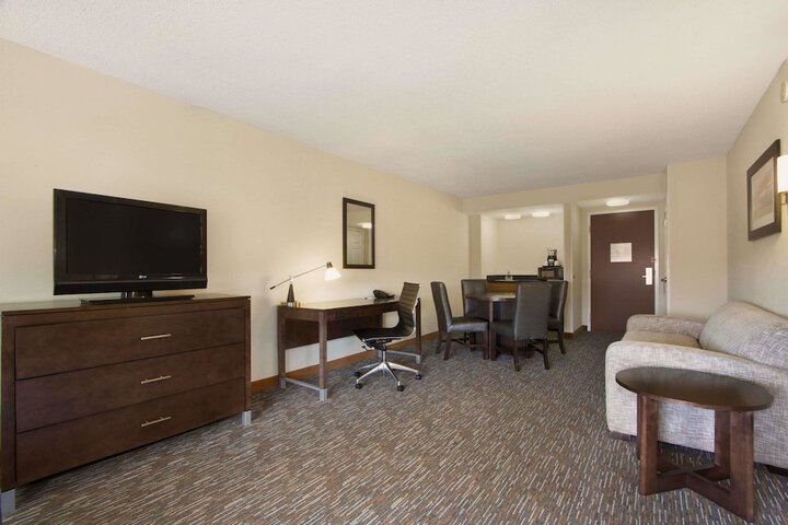 Room 33 of 47