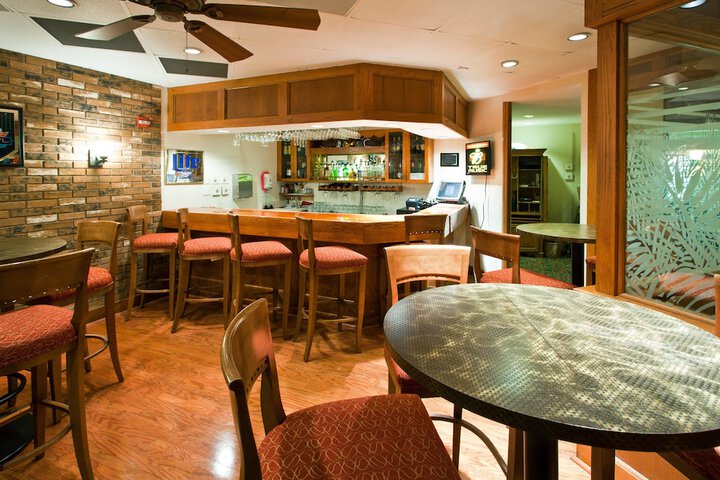 Lounge 28 of 29