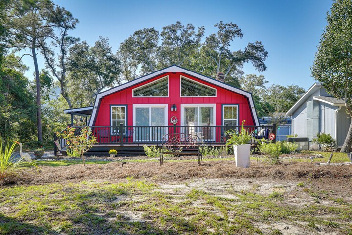 Oak Island Vacation Rental w / Decks Walk to Beach