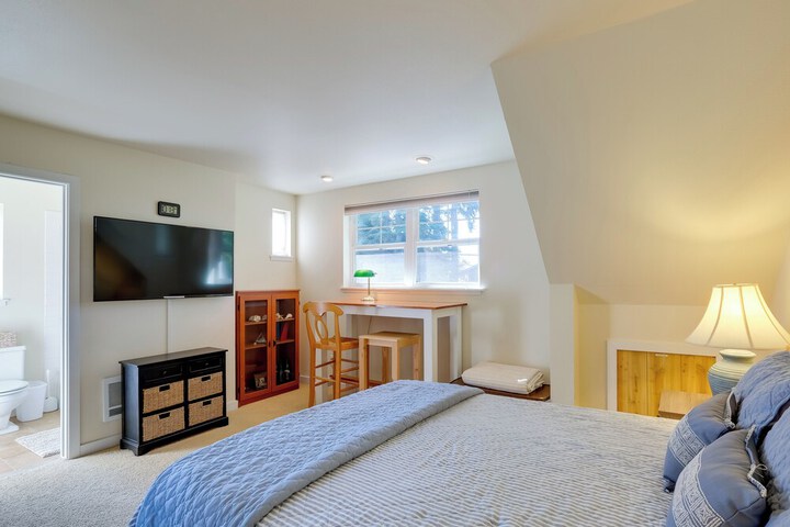 Charming Indianola Home: Walk to Town!