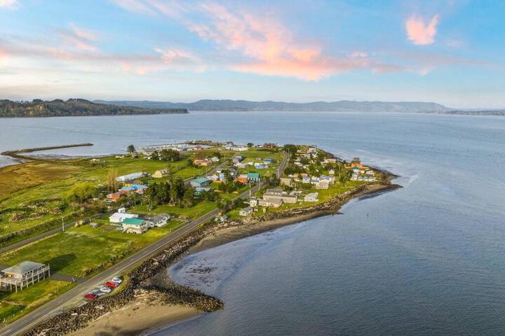Cozy Coastal Getaway • Panoramic Ocean Views