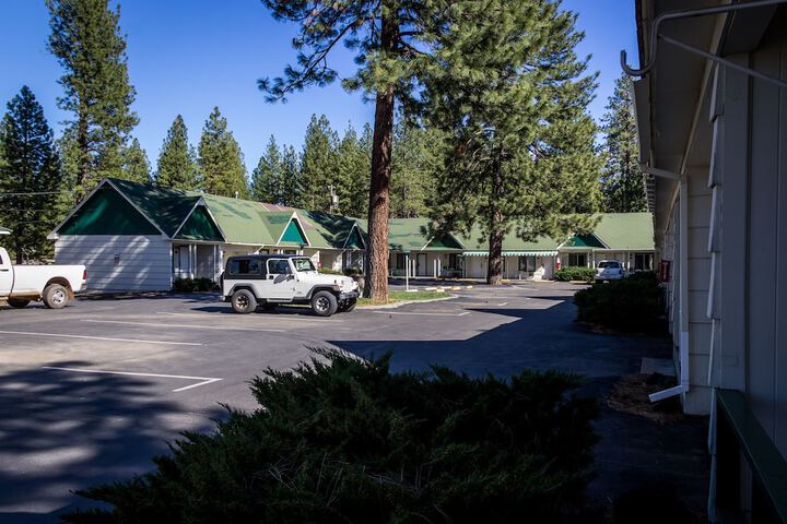 Green Gables Motel & Suites