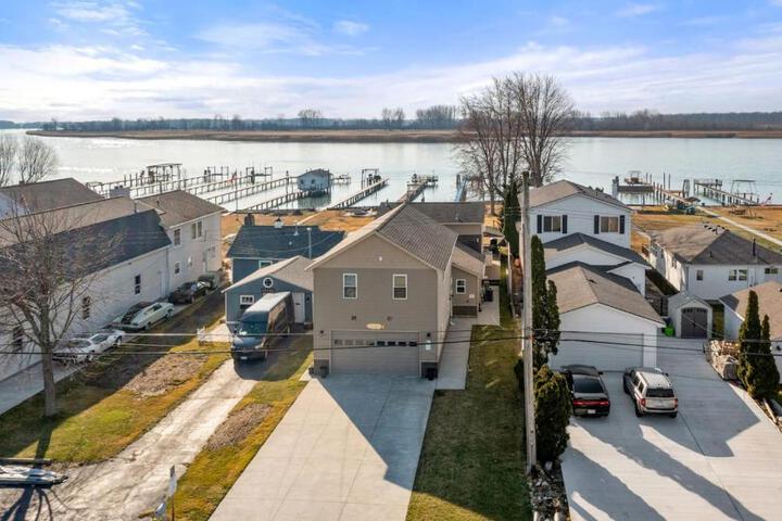 Lakeside Bliss 2BR 1BA with All Modern Comforts